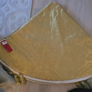 NWT 84" XMAS  Gold Tree Skirt W/ Tassels